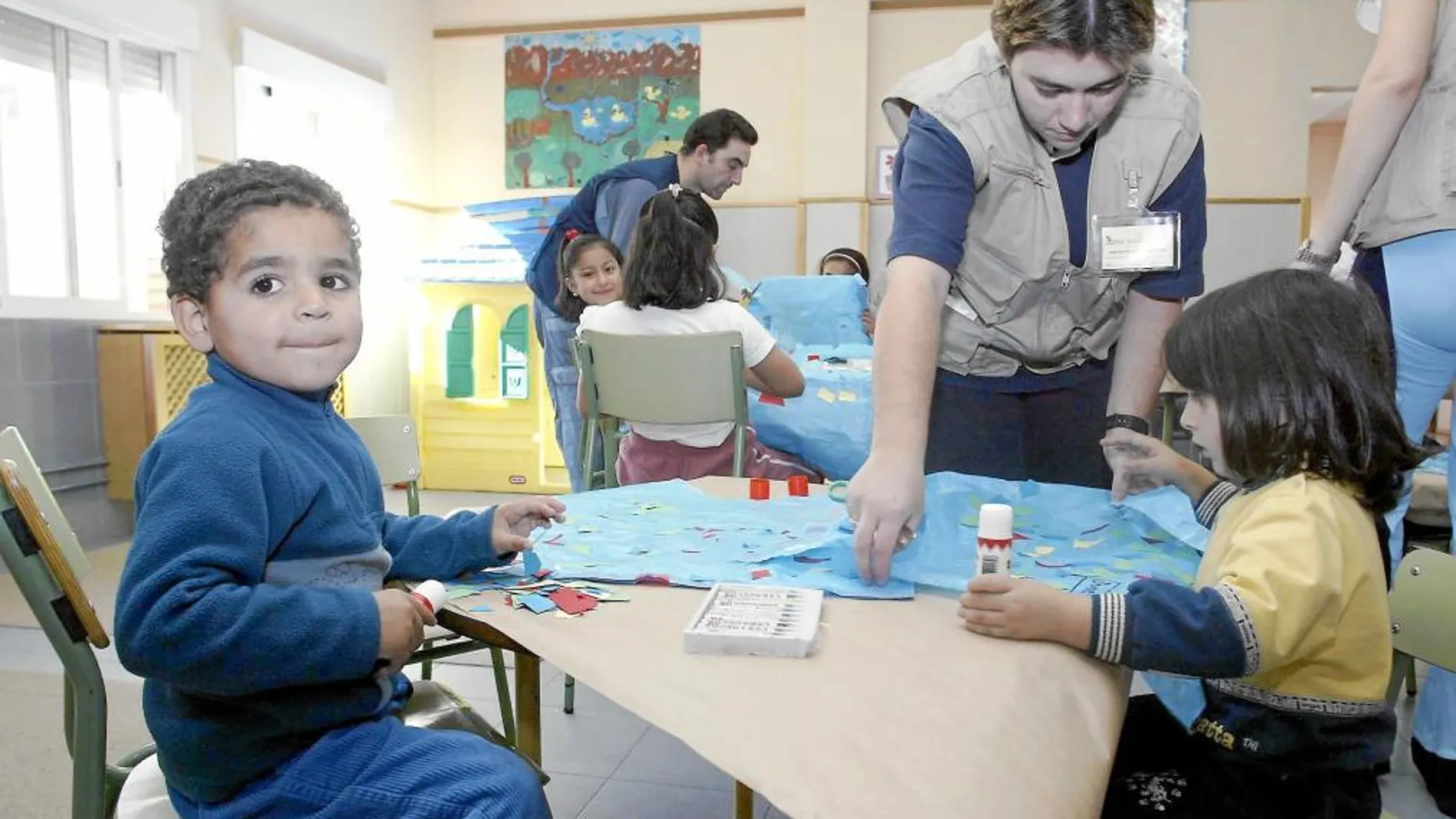 Varios niños participantes en el programa Centros Abiertos