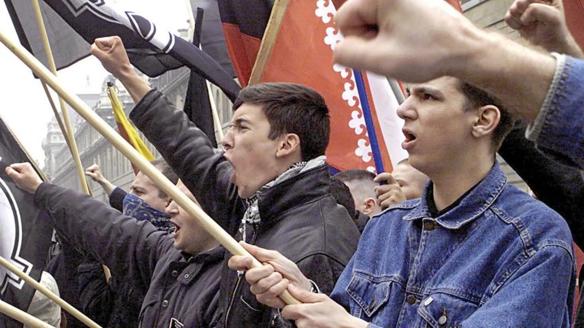 Un grupo de ultraderecha lanza consignas contra miembros del Frente Nacional en París en una imagen de archivo