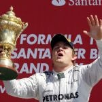 El alemán Nico Rosberg celebra el triunfo en Silverstone