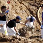 Forenses trabajan en Tomasica (Bosnia Herzegovina) en la recuperación de cadáveres de víctimas de la guerra en los Balcanes