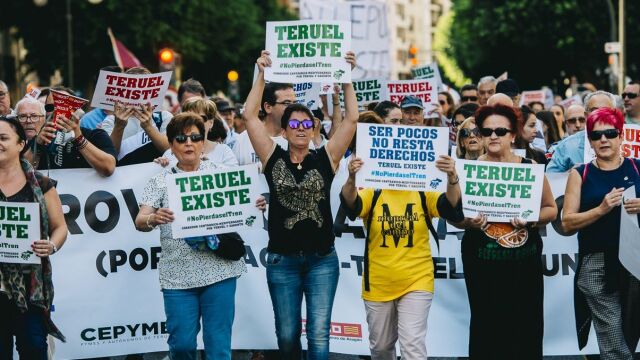 En la gráfica, la manifestación protagonizada por agentes sociales, económicos y políticos de Aragón y la Comunitat Valenciana reclamando un servicio de tren digno: doble vía, electrificada y para uso mixto de pasajeros y mercancías