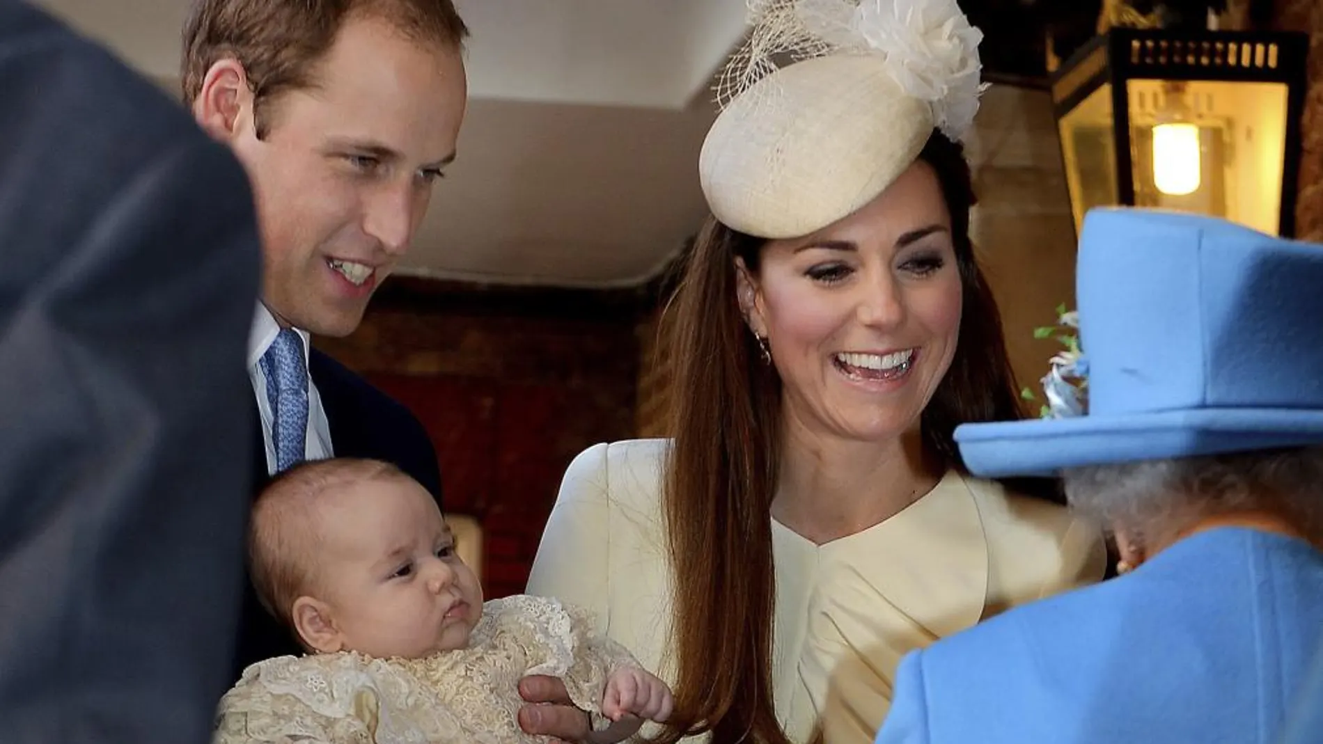Los duques de Cambridge y Jorge con la reina Isabel II