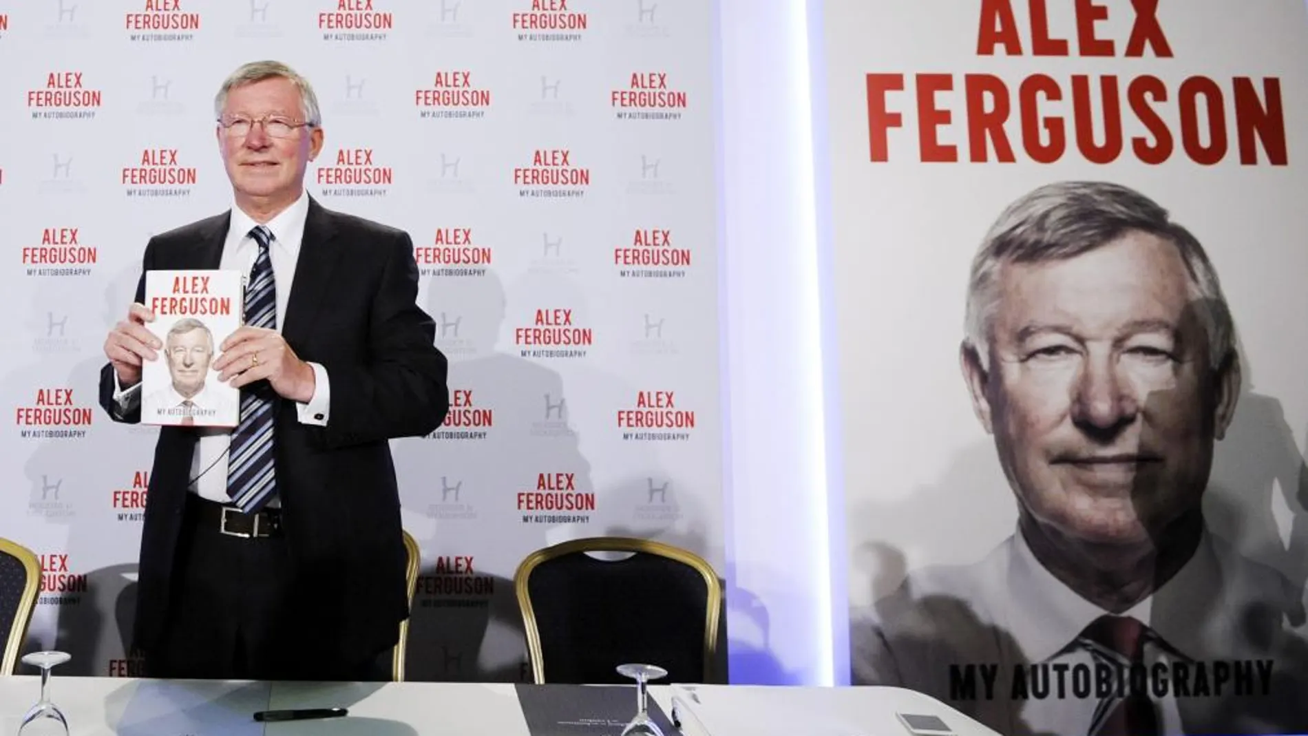 Sir Alex Ferguson, exentrenador del Manchester United, posa con su autobiografía mientras presenta el libro