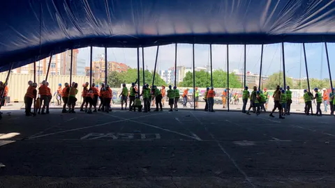 La gran carpa 20 metros de alto, tiene un diámetro de 51 metros y tiene capacidad para 2.600 personas