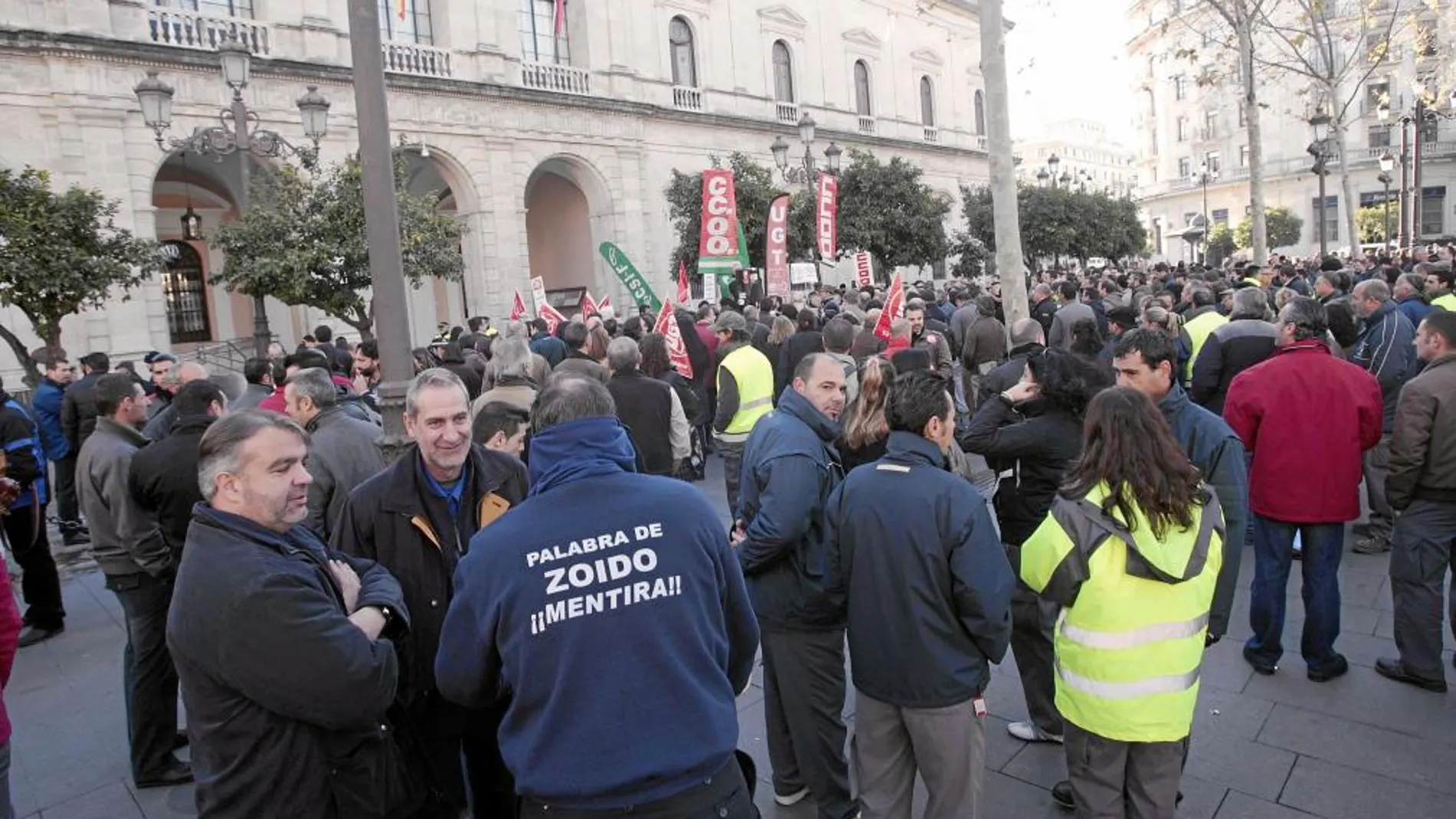 Empleados municipales de Sevilla calientan motores contra la reforma local