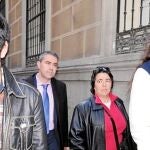 Tres de los ex empleados de La Bardemcilla, junto a su abogado. A la izda., Raúl Guevara y a la dcha., Manuel López de la Fuente
