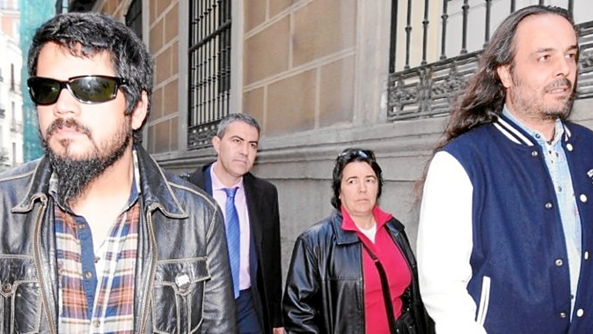 Tres de los ex empleados de La Bardemcilla, junto a su abogado. A la izda., Raúl Guevara y a la dcha., Manuel López de la Fuente