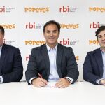 Popeyes, propiedad del dueño de Burger King, llegará a España en 2020. De izquierda a derecha: Gregorio Jiménez, consejero delegado de Restaurant Brands Iberia; José Cil, presidente global de Burger King; e Ignacio Sedano, responsable de marca de Popeyes en España.