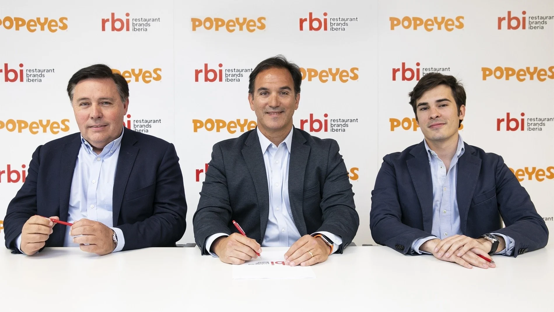 Popeyes, propiedad del dueño de Burger King, llegará a España en 2020. De izquierda a derecha: Gregorio Jiménez, consejero delegado de Restaurant Brands Iberia; José Cil, presidente global de Burger King; e Ignacio Sedano, responsable de marca de Popeyes en España.