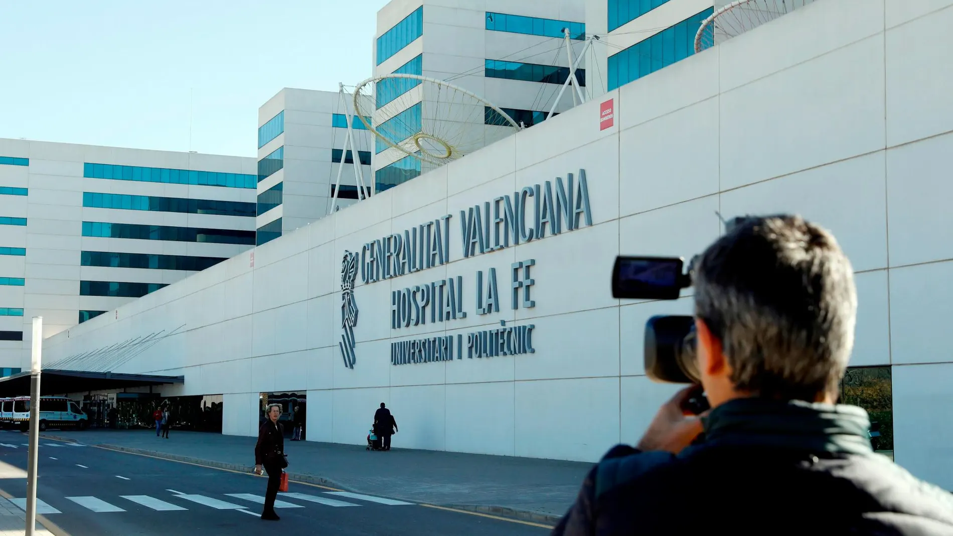 Durante el día de ayer no estaba previsto que Eduardo Zaplana recibiera el alta hospitalaria. Pese a ello, numerosos medios de comunicación se concentraron ante el Hospital La Fe