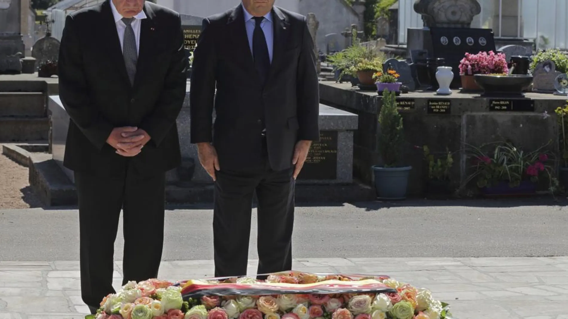 El presidente alemán, Joachim Gauck (i), y su homólogo francés, François Hollande (d), depositan una corona de flores durante una ceremonia en el cementerio de la pequeña localidad francesa de Oradour-sur-Glane, escenario en 1944 de una masacre nazi en la que murieron 642 personas.