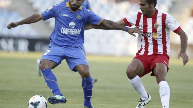 Diego Castro protege la pelota ante la oposición de Verza durante el encuentro de ayer en el Coliseum