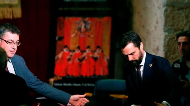 El presidente del Parlament de Catalunya, Roger Torrent (d), junto al presidente de las Cortes Valencianes, Enric Morera, durante el Acto de clausura de la celebración del 600 aniversario del nacimiento de la Comunitat. Efe