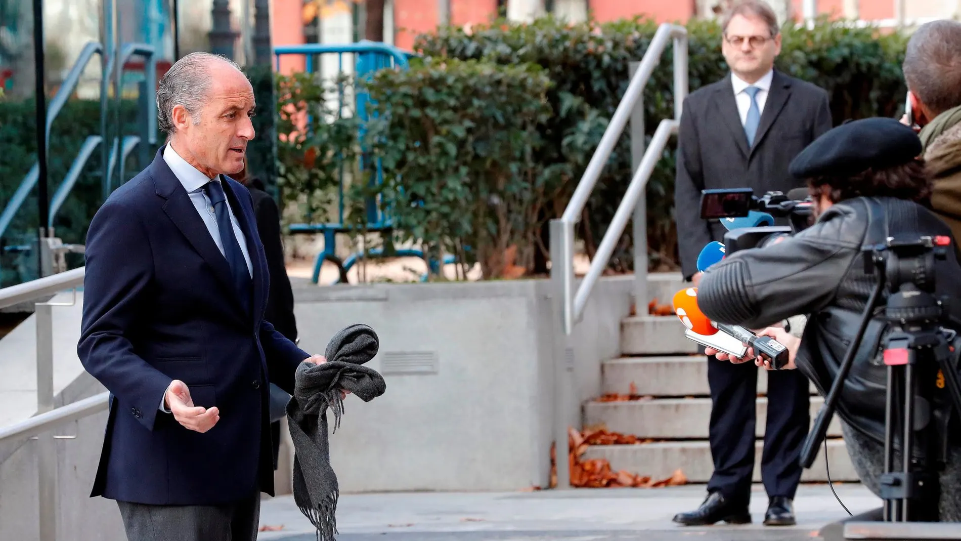 El expresidente de la Generalitat Valenciana Francisco Camps atiendea la prensa a su llegada a la Audiencia Nacional, esta mañana