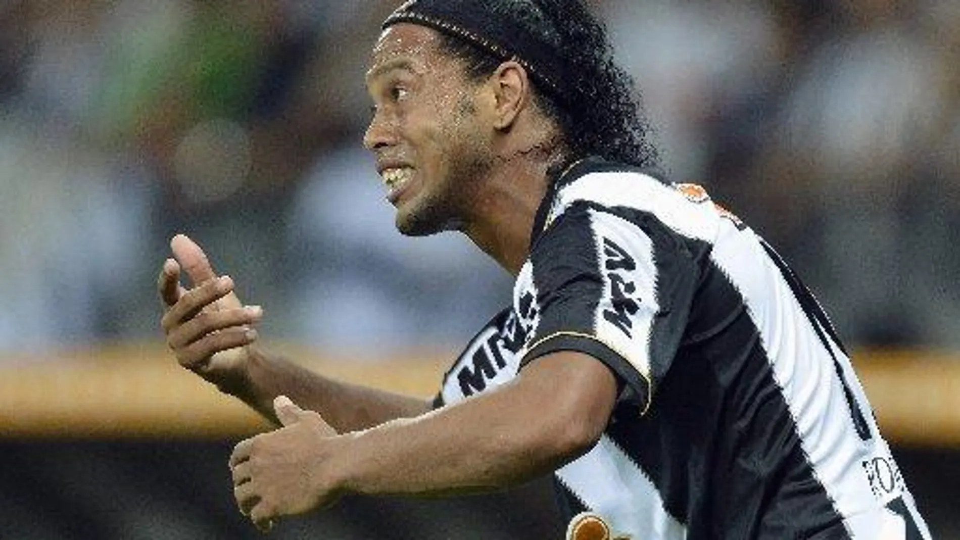 Ronaldinho celebra uno de los goles