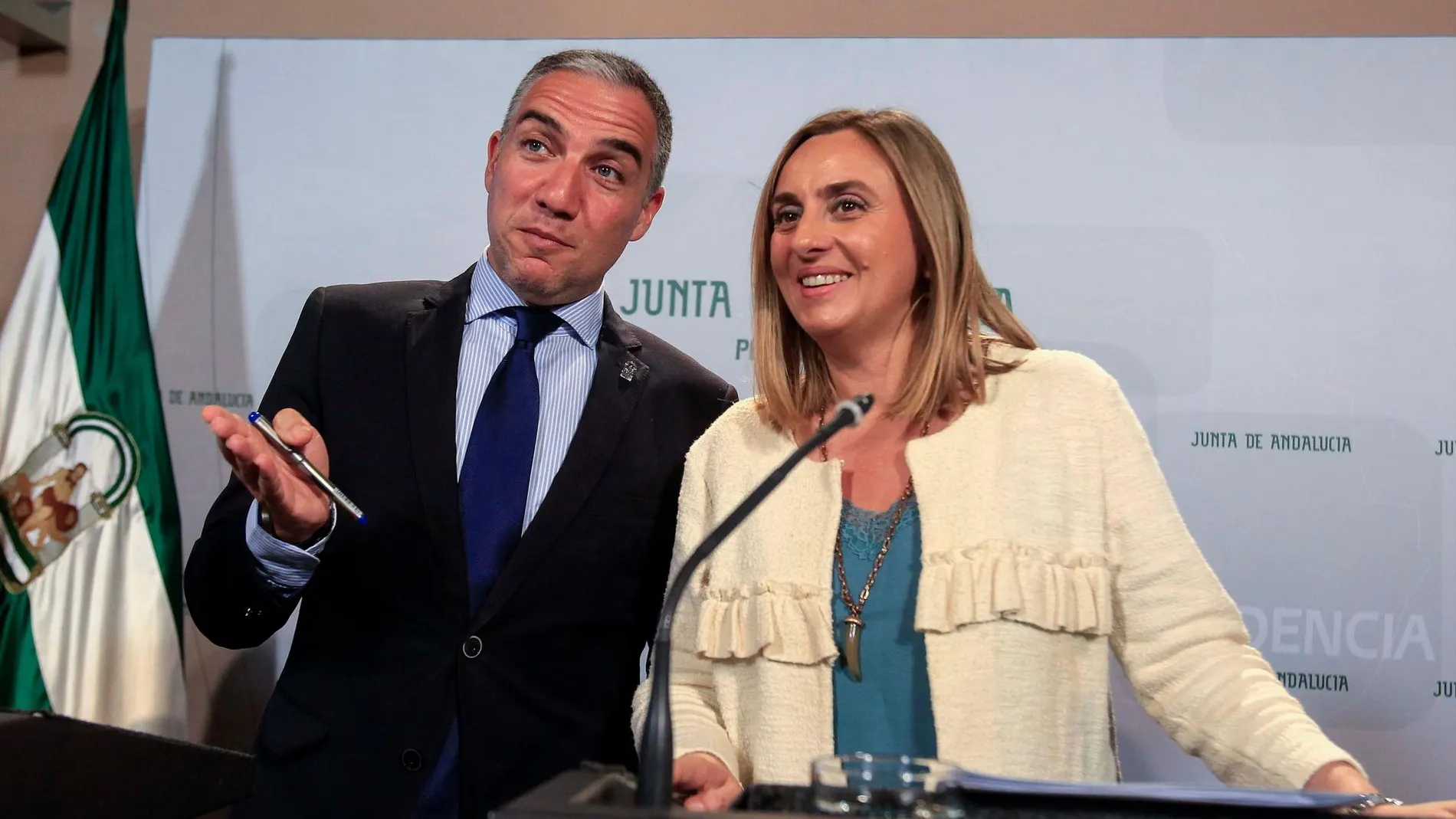 El consejero de Presidencia, Elías Bendodo, y la titular de Fomento, Marifrán Carazo / Foto: Manuel Olmedo