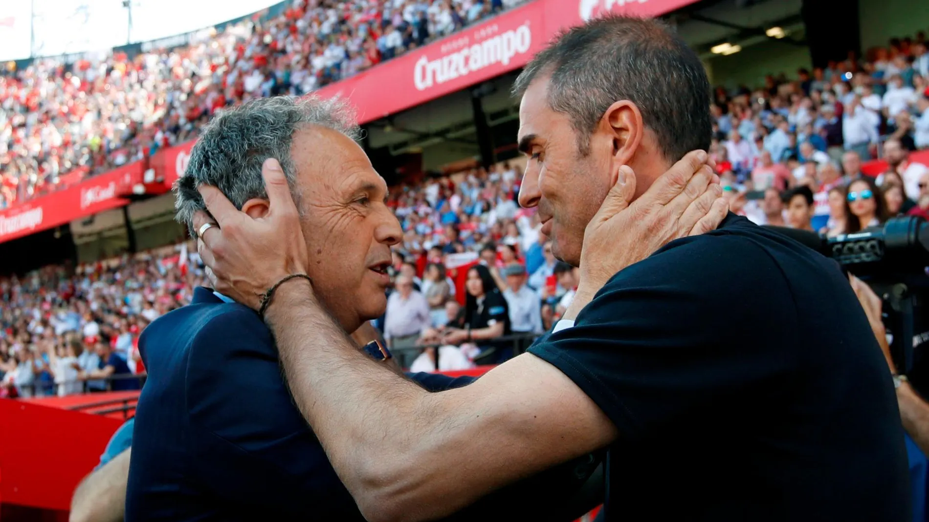 Joaquín Caparrós junto al entrenador del Athletic Club de Bilbao, Gaizka Garitano, en el último partido de Liga