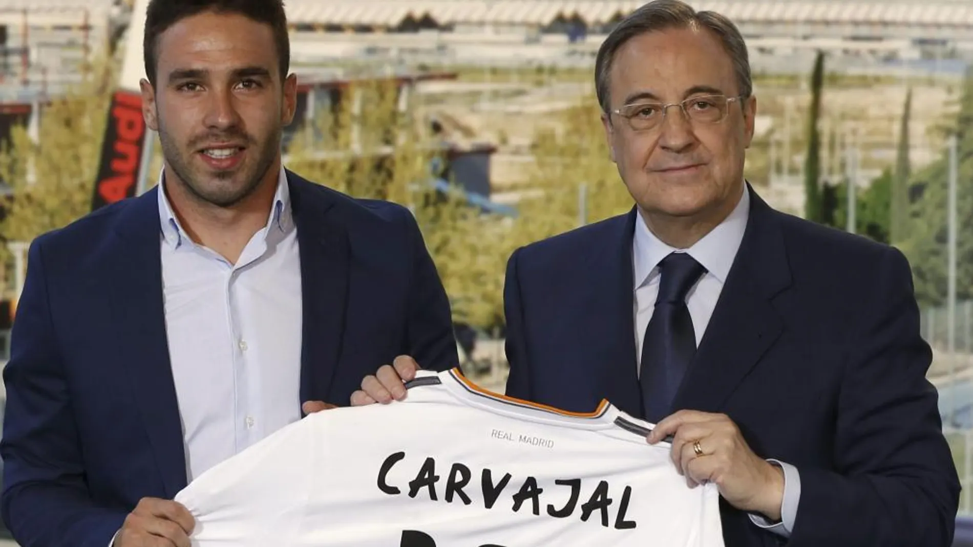 El defensa Daniel Carvajal junto al presidente del Real Madrid, Florentino Pérez, durante su presentación esta mañana . Efe