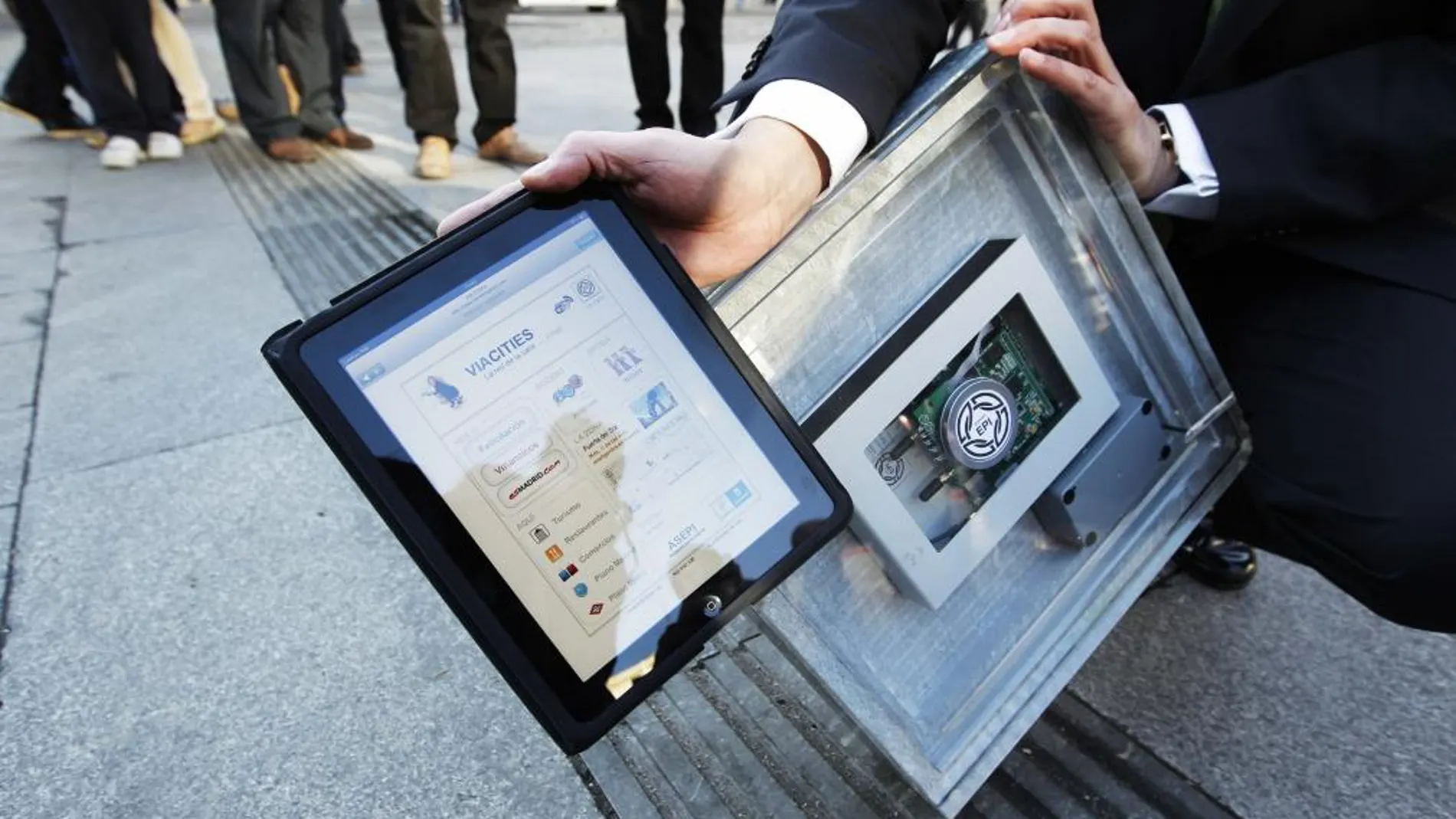 Pavimento inteligente en la madrileña Puerta del Sol, que permite a los viandantes conectarse gratuitamente a internet