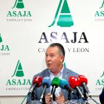 El presidente de Asaja, Donaciano Dujo, anuncia que la semana que viene su organización pedirá el arbitraje frente a Azucarera por su rebaja unilateral de los precios de 42 a 36 euros por tonelada