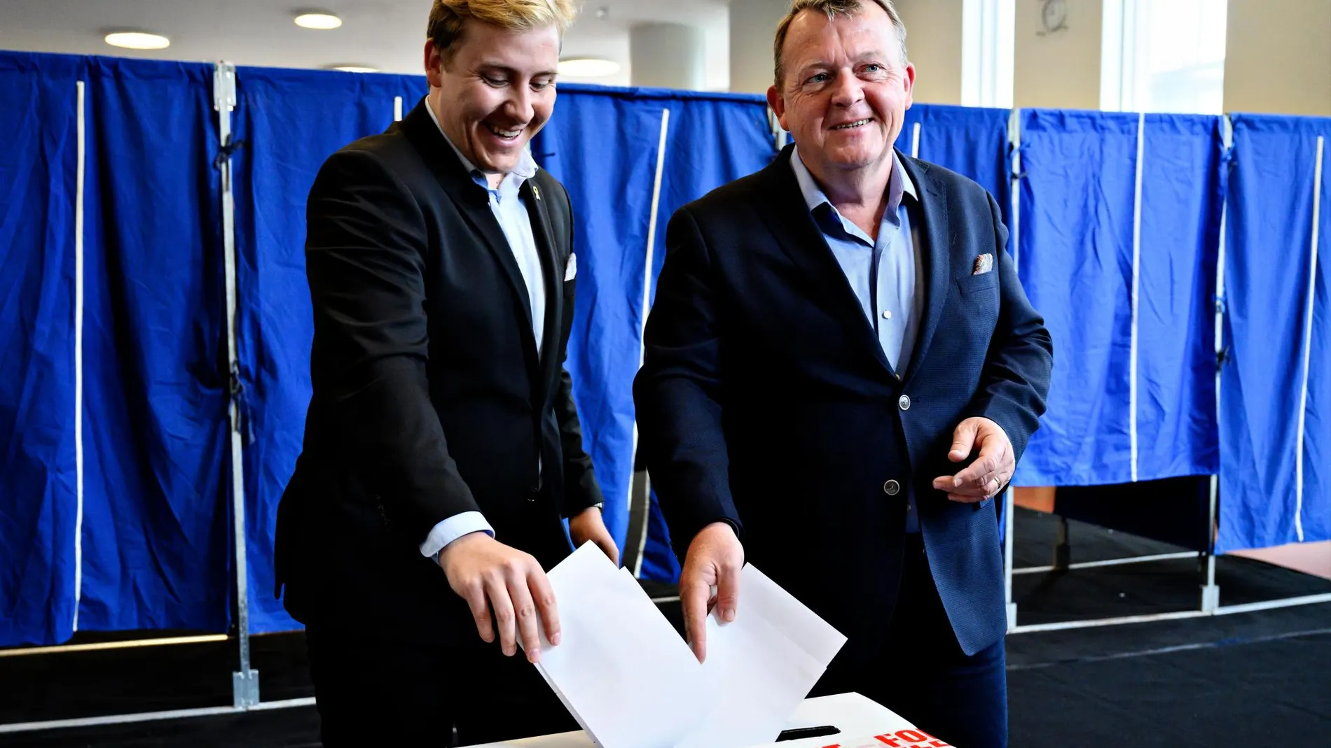 El primer ministro danés, Lars Løkke Rasmussen (d), vota en las elecciones europeas