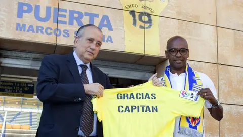 El jugador hispano brasileño Marcos Senna y el presidente del Villarreal CF, Fernando Roig, tras anunciar en rueda de prensa que deja de ser jugador del Villarreal