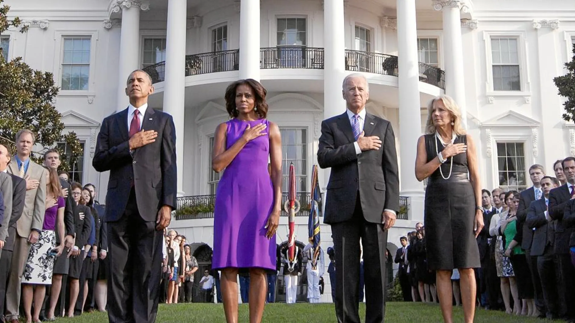 El presidente de EE UU, Barack Obama, junto con el vicepresidente Joe Biden y sus respectivas mujeres recordaron ayer en la Casa Blanca el aniversario de los atentados terroristas del 11 de Septiembre de 2001