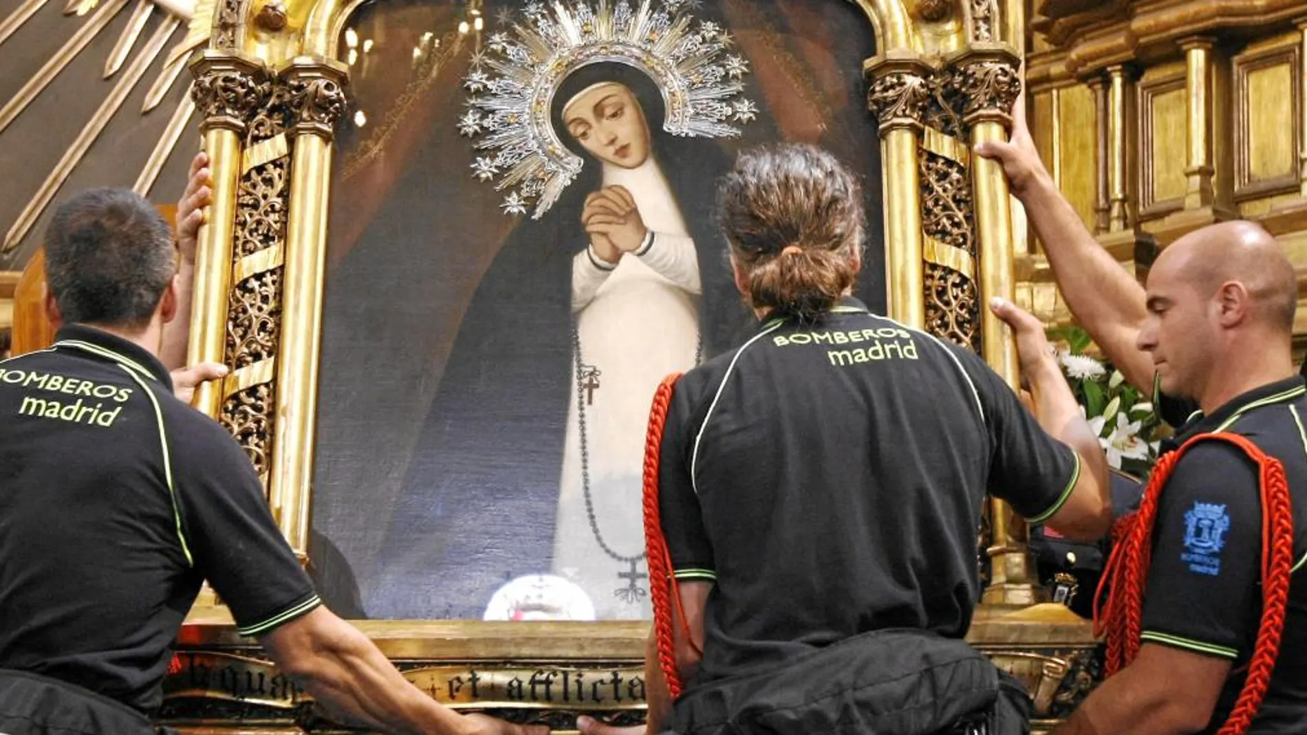 Los Bomberos bajaban el cuadro con la imagen de la Virgen de la Paloma