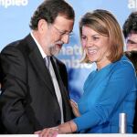 Mariano Rajoy y María Dolores de Cospedal se felicitan por la victoria en las elecciones generales del 20 de noviembre de 2011