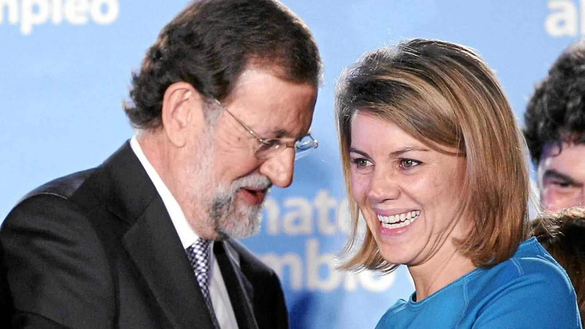 Mariano Rajoy y María Dolores de Cospedal se felicitan por la victoria en las elecciones generales del 20 de noviembre de 2011