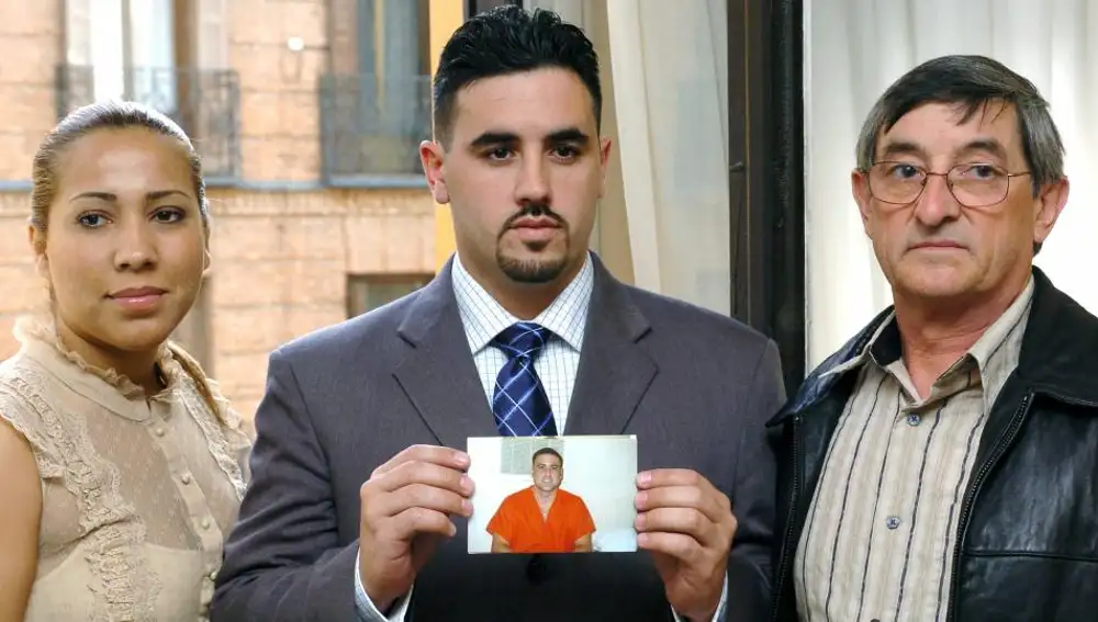 El hermano y los padres de Pablo Ibar, con una foto del único español en el corredor de la muerte de EE UU