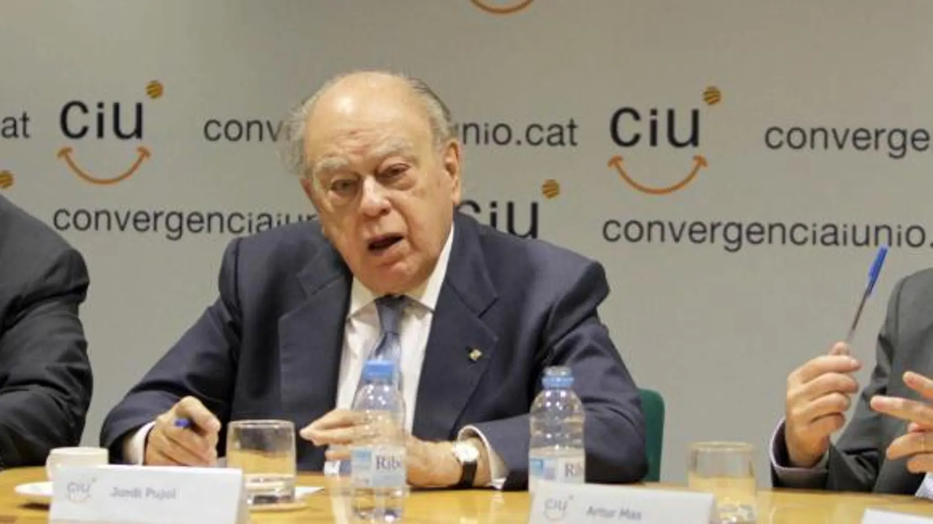 El presidente de CiU, Artur Mas (d), el secreterio general, Josep Antoni Duran Lleida (i), y el presidente fundador, Jordi Pujol (c), durante la ejecutiva de la colación celebrada hoy en Barcelona.