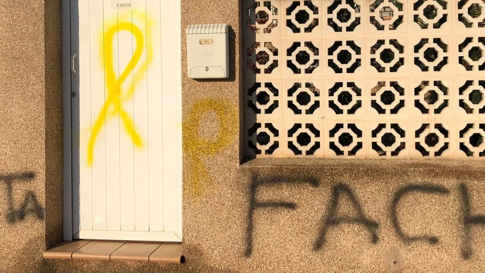 Imagen de la pintada descubierta esta mañana en la fachada de la vivienda de Carrasco