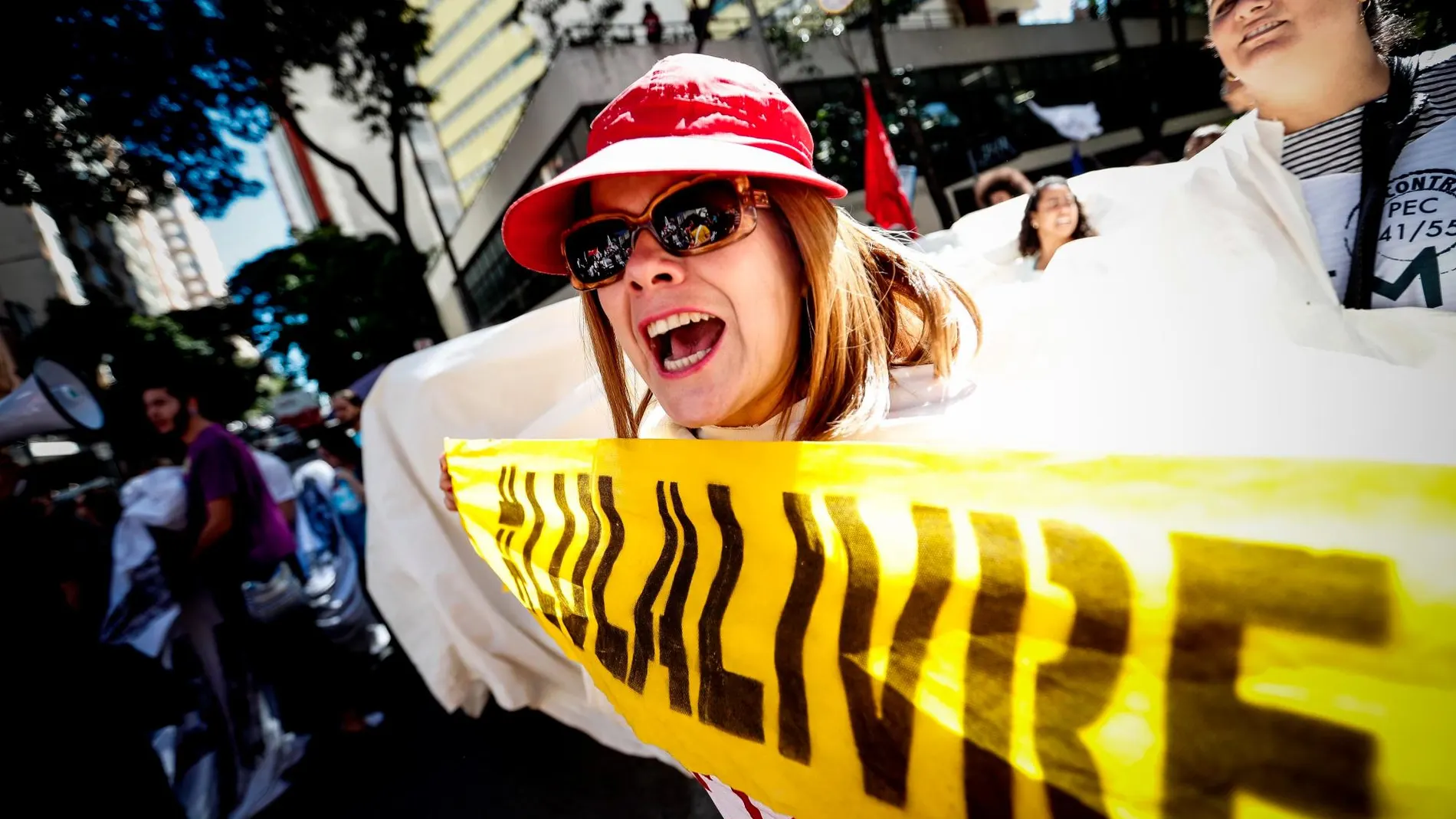 Una mujer grita arengas durante una manifestación anti Bolsonaro en Belo Horizonte/Efe