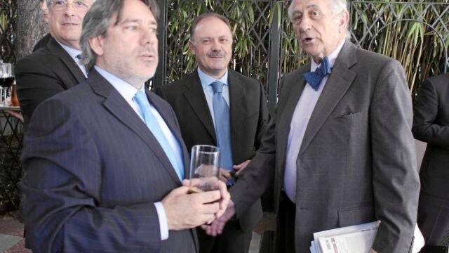 El presidente de la Fundación, Cris Gabarrón, junto al embajador Inocencio Arias, entre otros, en la presentación