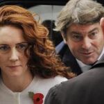 La exdirectora de News International Rebekah Brooks (c-izq) llega acompañada de su marido Charlie (c-dcha) al tribunal cirminal de Old Bailey en Londres (Reino Unido) hoy viernes 1 de noviembre de 2013.
