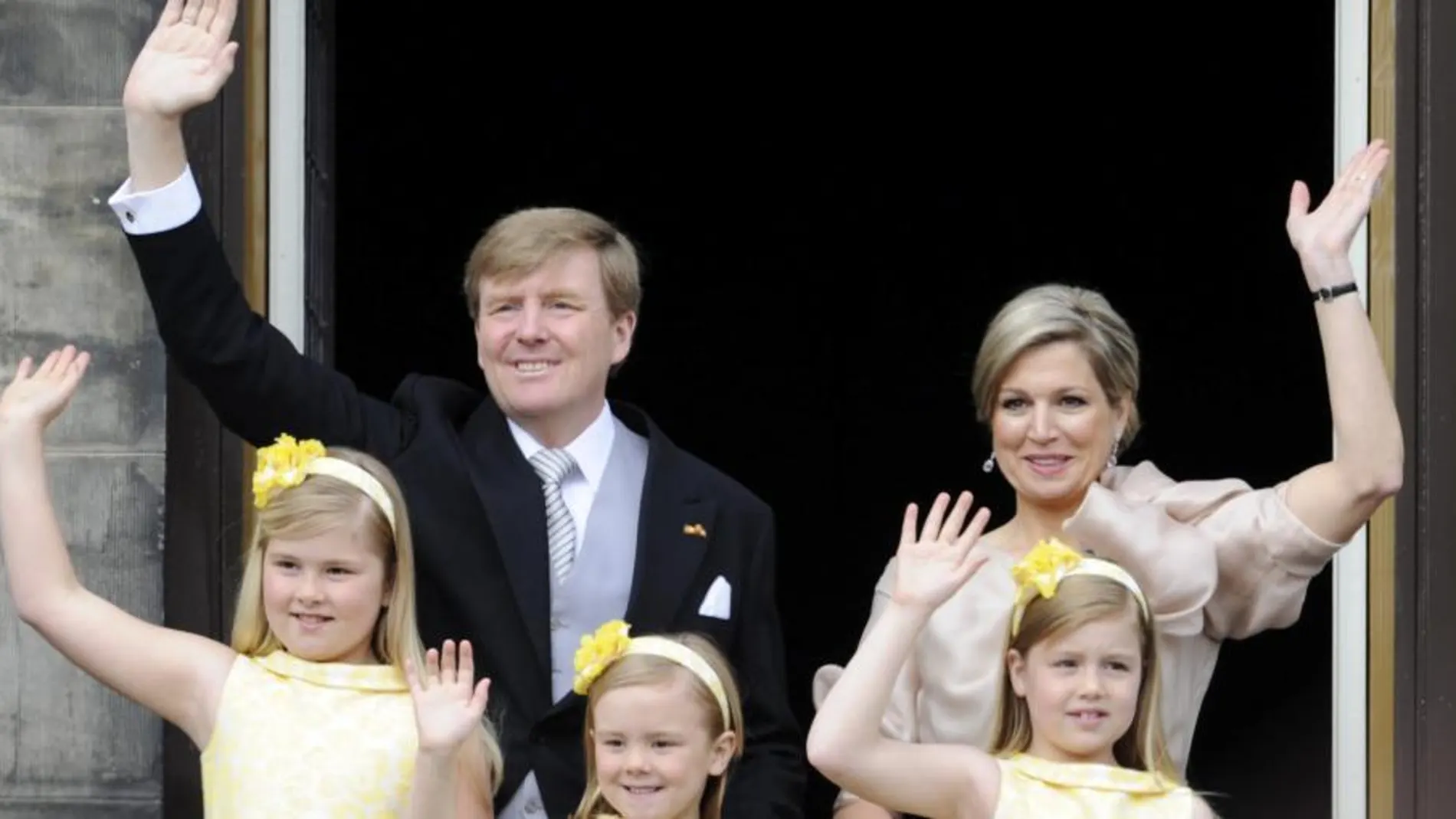 El nuevo rey Guillermo-Alejandro de Holanda (izq), su esposa, la reina consorte Máxima (dcha), y sus hijas