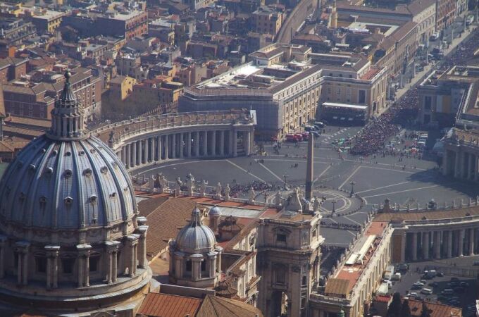 Vista aéreo de la Plaza de San Pedro en la Ciudad del Vaticano, el centro geográfico del catolicismo | Fotografía de archivo