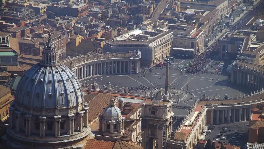 Vista aéreo de la Plaza de San Pedro en la Ciudad del Vaticano, el centro geográfico del catolicismo | Fotografía de archivo