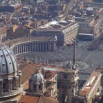 Vista aéreo de la Plaza de San Pedro en la Ciudad del Vaticano, el centro geográfico del catolicismo | Fotografía de archivo