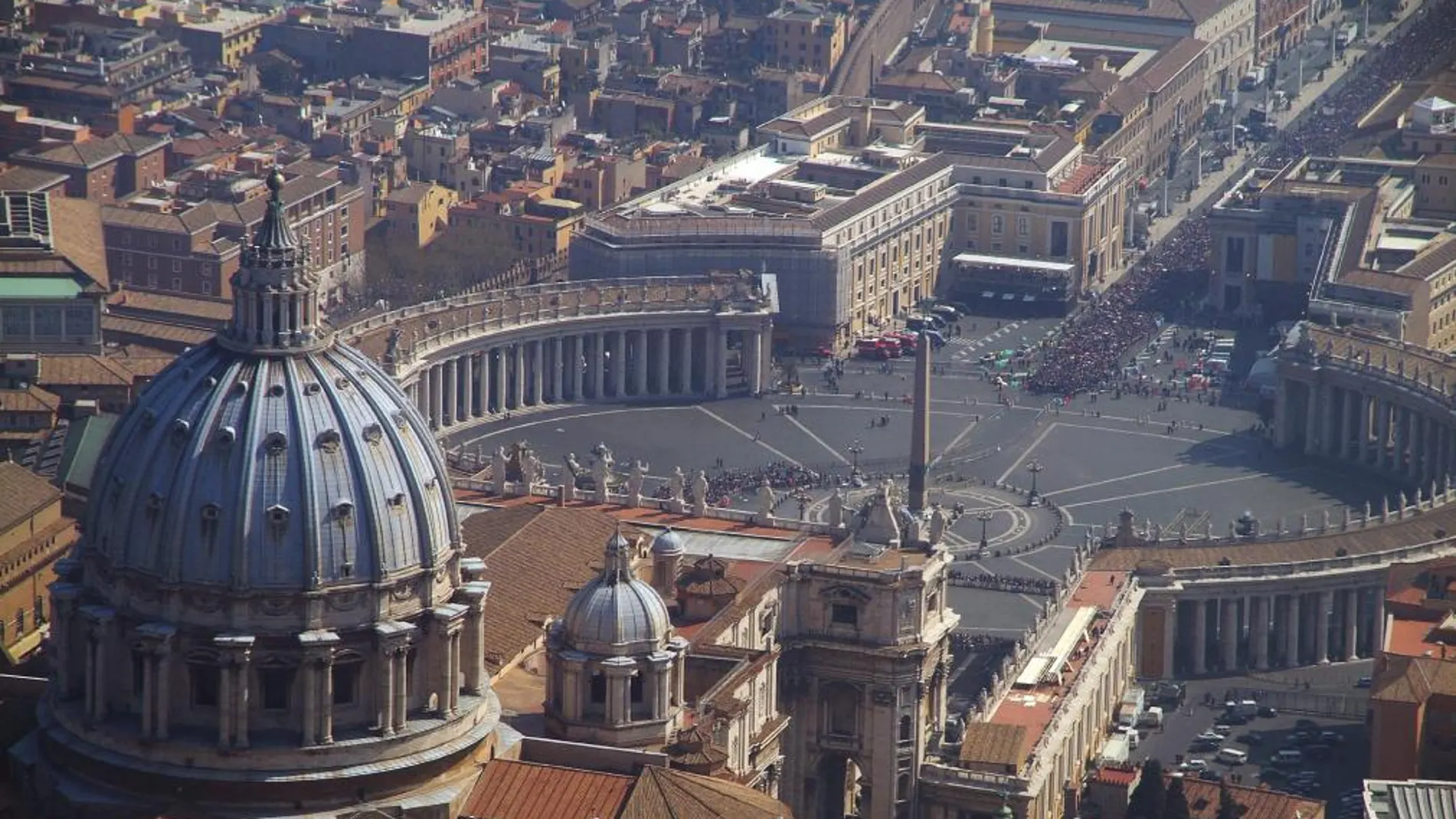 Vista aéreo de la Plaza de San Pedro en la Ciudad del Vaticano, el centro geográfico del catolicismo | Fotografía de archivo