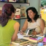Almudena Grandes en la Feria del Libro de Madrid, uno de sus lugares de encuentro favorito con los lectores