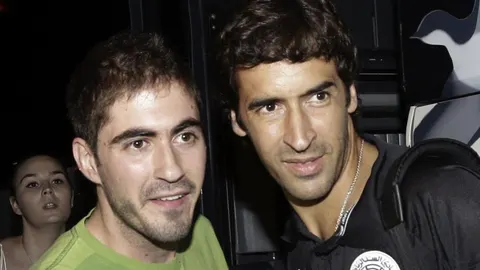 GRA229. MADRID, 20/08/2013.- El delantero del Al Sadd, Raúl González (d), posa con un aficionado a su llegada al aeropuerto de Barajas, en Madrid, donde el próximo jueves disputará el Trofeo Santiago Bernabéu, en el que se le homenajeará al jugar una mitad con su actual equipo y otra con el Real Madrid. EFE/Alberto Martín