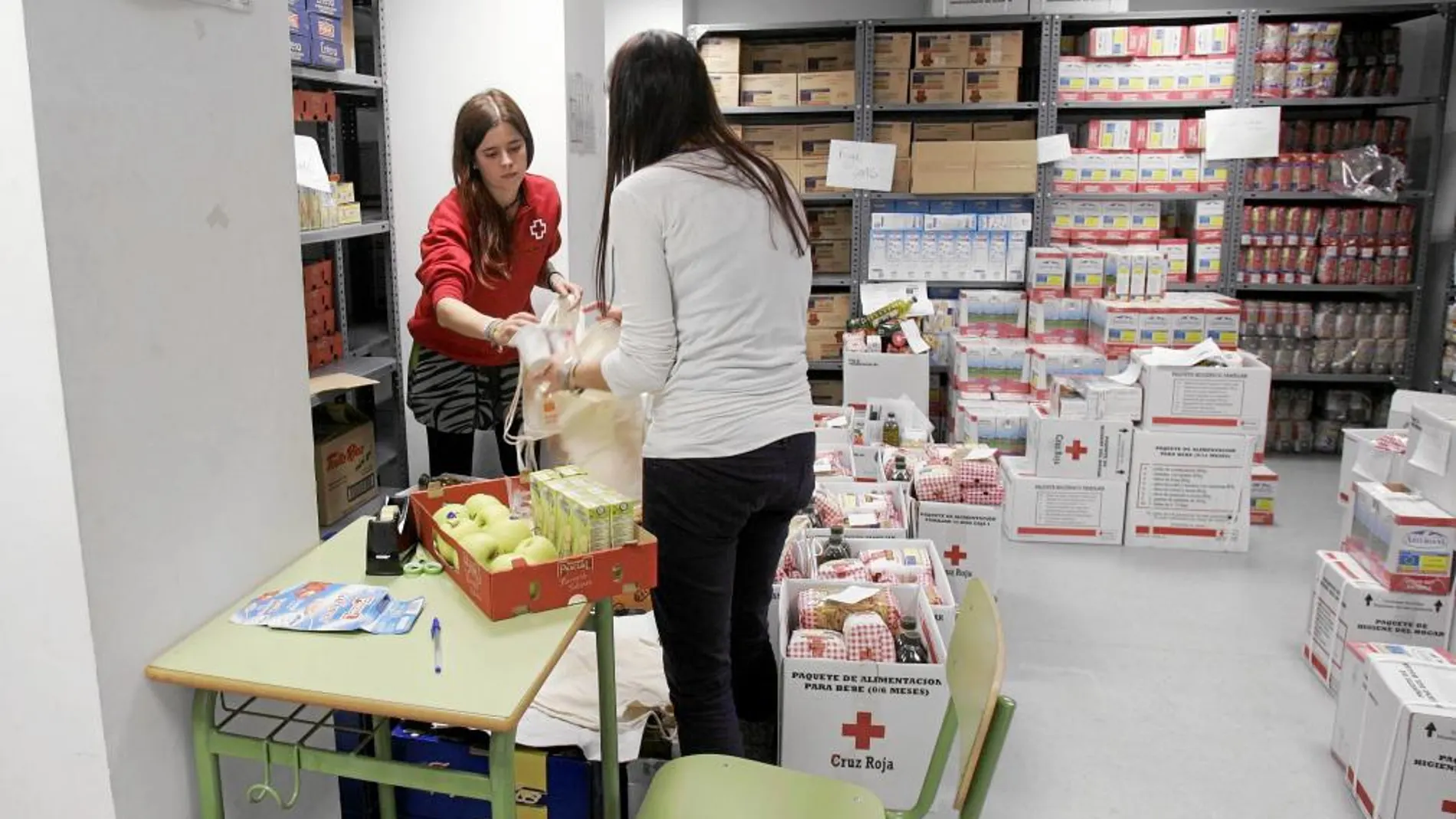 Dos voluntarias trabajan en la preparación del Programa de Promoción de Éxito Escolar de Cruz Roja y Meriendas Solidarias