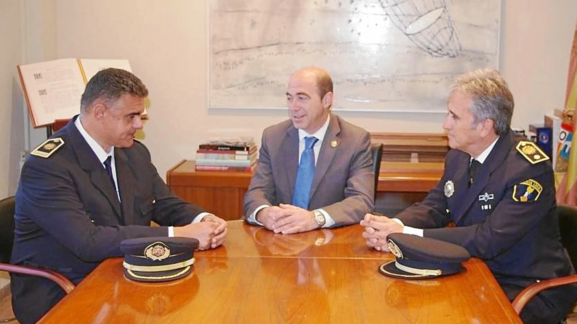 El agente (a la izquierda) junto al alcalde y al jefe de la Policía Local de Xirivella
