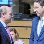 De Guindos charla con el presidente del Eurogrupo, Dijsselbloem