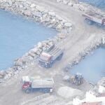Camiones con piedras se dirigen esta semana a Sandy Bay, donde Gibraltar gana terreno al mar