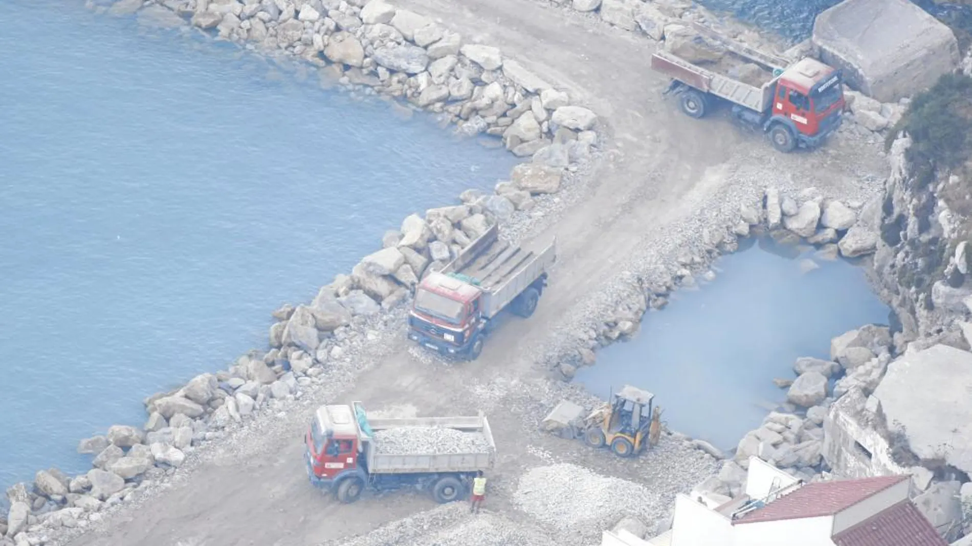 Camiones con piedras se dirigen esta semana a Sandy Bay, donde Gibraltar gana terreno al mar