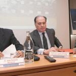 Tomás Villanueva junto al presidente del cluster, José Rebollo, durante la reunión del Foro de la Automoción celebrado en Valladolid
