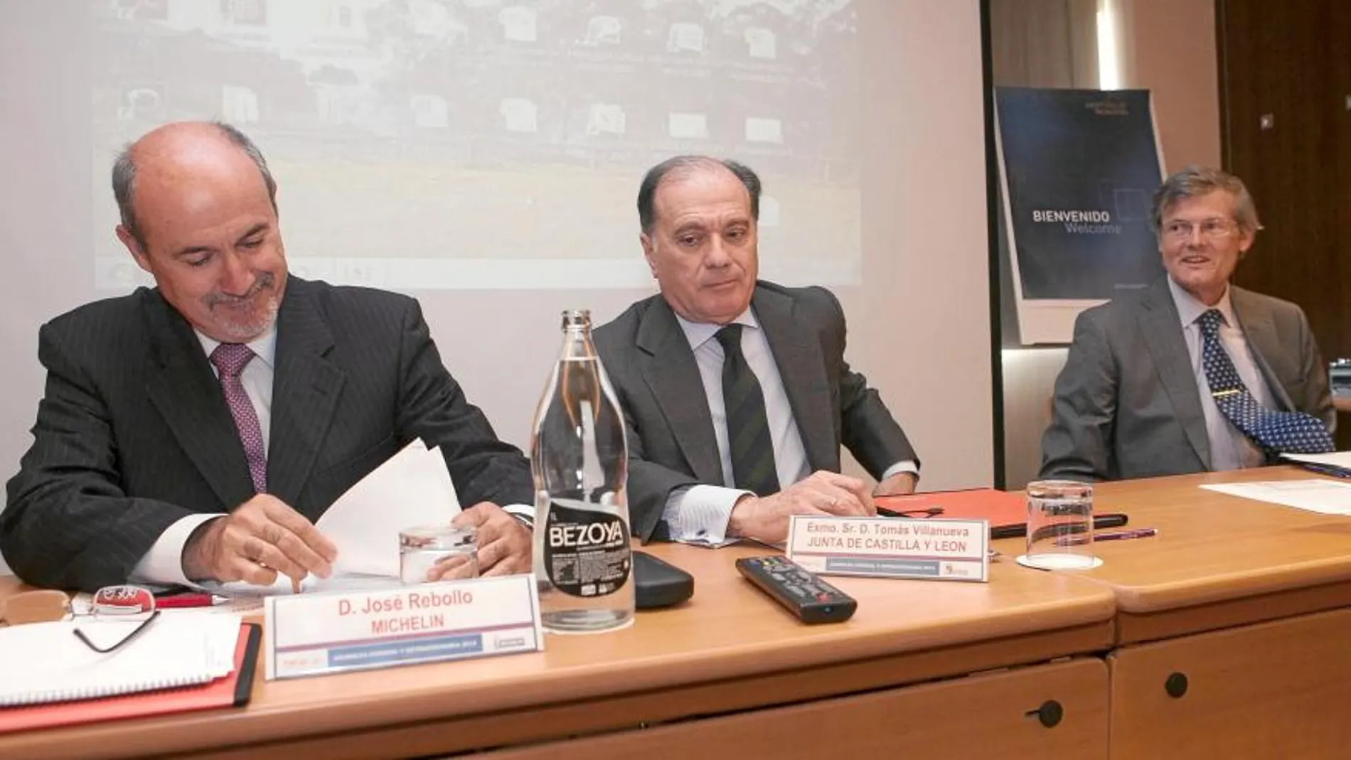 Tomás Villanueva junto al presidente del cluster, José Rebollo, durante la reunión del Foro de la Automoción celebrado en Valladolid